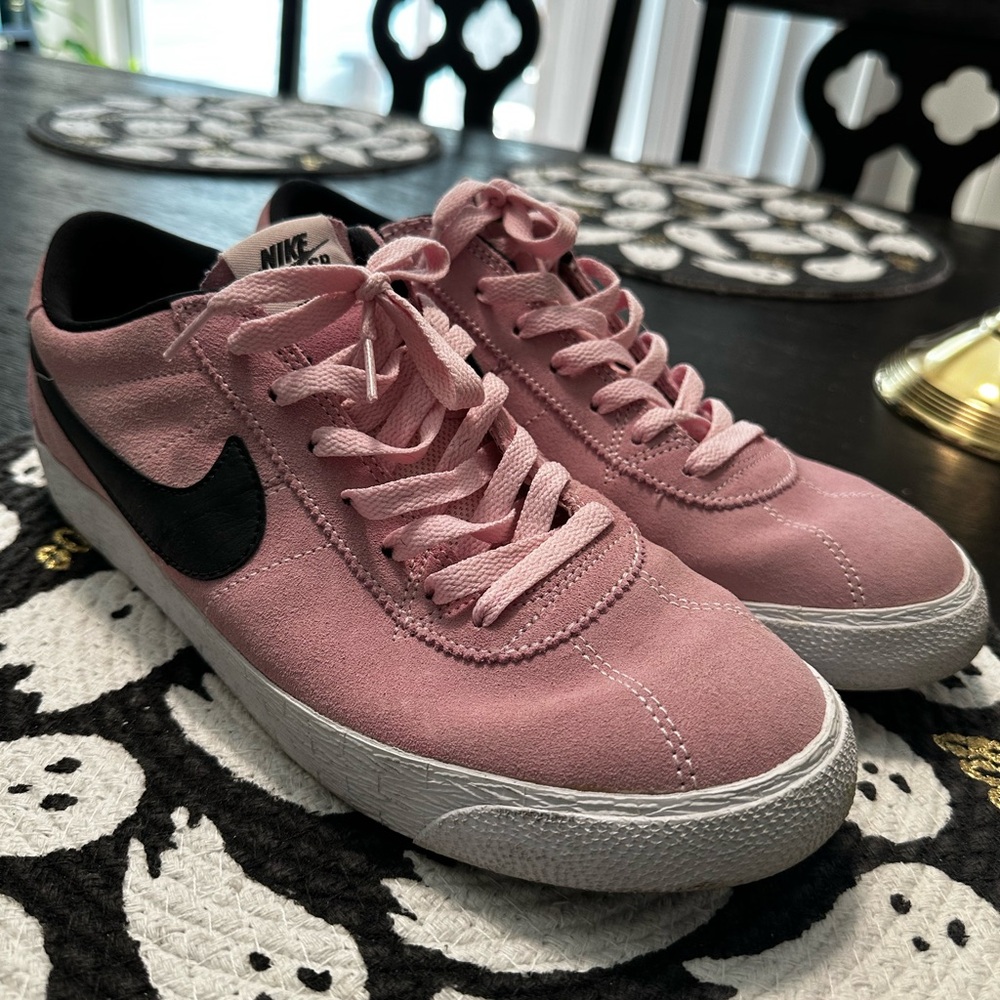 Nike Men’s Pink and Black Sneakers (great condition)
